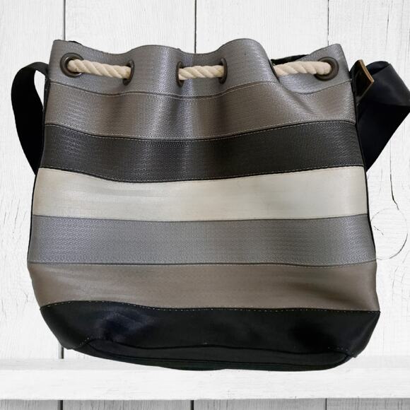 HARVEYS Disney Steamboat Willie Berkeley Bucket Tote Gray Seatbelt Bag - Picture 3 of 15